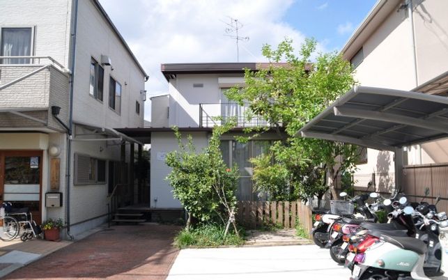 木々に囲まれた外観