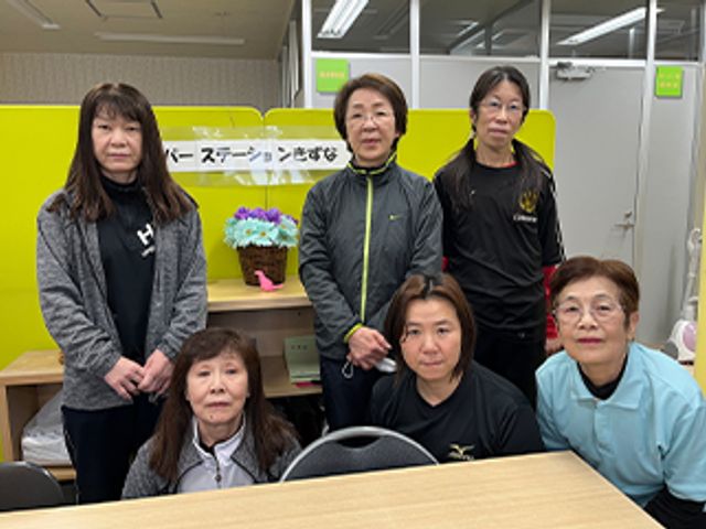 活動中のスタッフたち スタッフイメージ 仲間と協力しながら施設の環境を整えています。活気ある職場で働くイメージを感じられます。