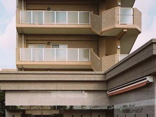 開放的な雰囲気の建物外観