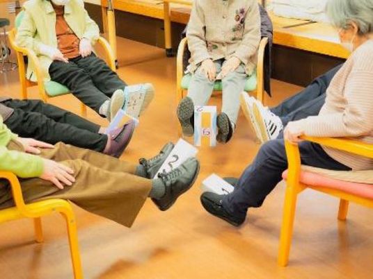 椅子に座る皆様の足元