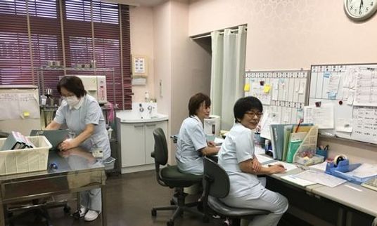 職員室で働くスタッフ
