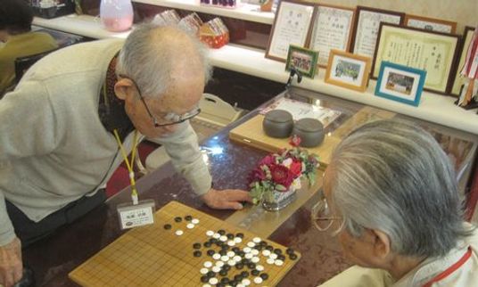囲碁を楽しむ人々