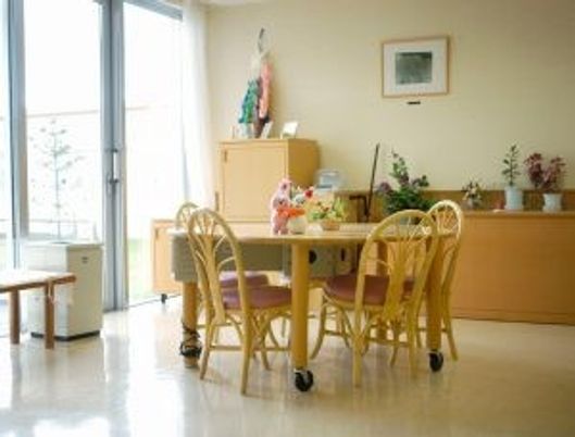 明るい食堂のテーブル  