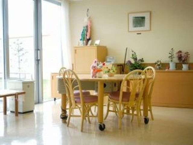 明るい食堂の一角 食堂   自然光が差し込む明るい食堂です。丸いテーブルと椅子がゆったり配置され、落ち着いて食事しやすい空間です。