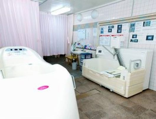 機能訓練室の機器とベッド  