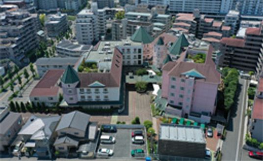 広々とした敷地の外観