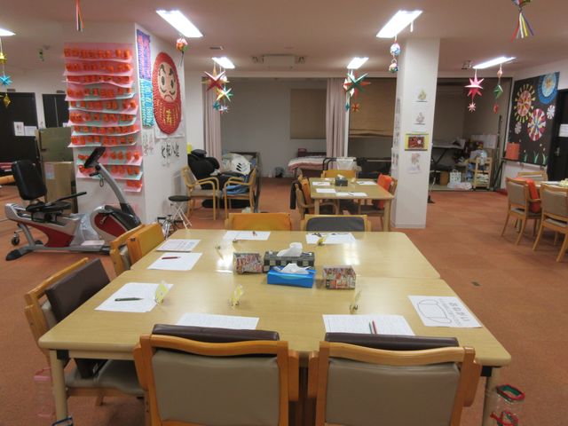 様々な活動ができる多目的室 ゆったりとした椅子が並ぶ活動スペースです。日々の様々なレクリエーションでご利用いただけ、コミュニケーションの場としても活用されています。