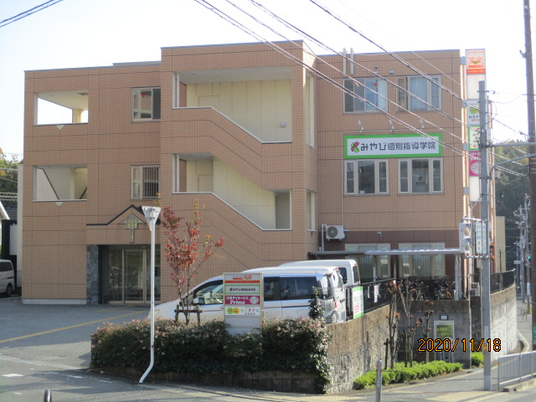 清潔感のあるベージュの建物