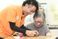 笑顔で手作業をする人々