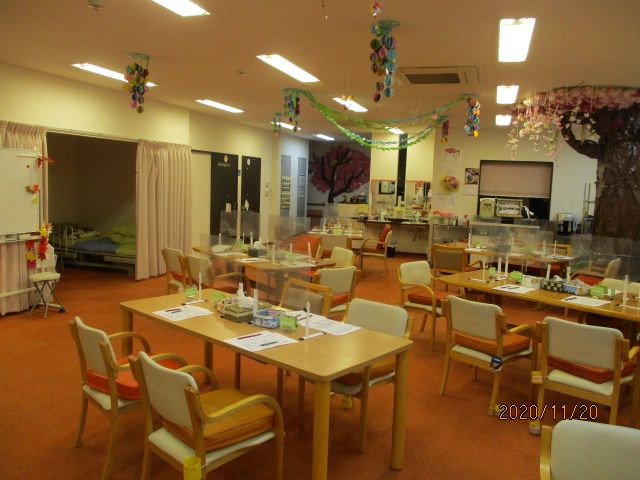 共有スペースの明るい居室 ゆとりある配席の食堂は、コミュニケーションを大切にした設計です。イベント装飾が施され、和やかな時を過ごせる空間が広がっています。