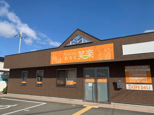 茶色い壁の建物正面