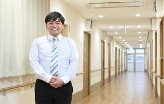 廊下に立つ笑顔のスタッフ