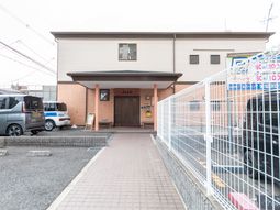 駐車場のある施設外観