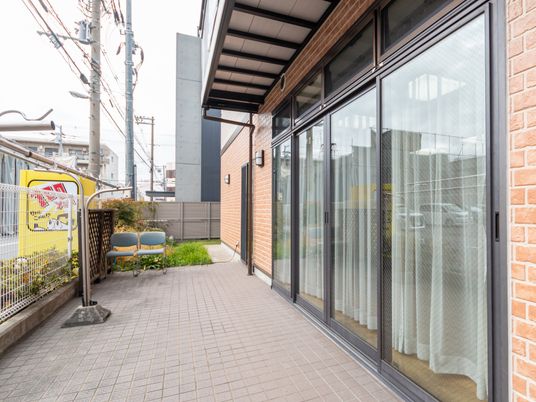 広い窓のある通路