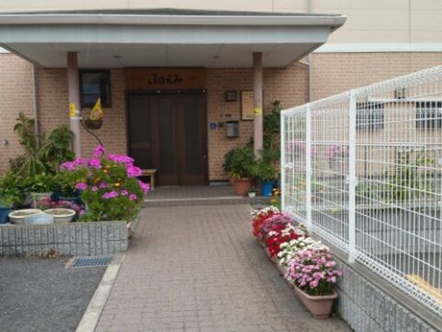 エントランス前の通路 エントランス   花が彩る通路が続き、落ち着いた雰囲気の入口です。来訪時の印象がやわらかく感じられます。