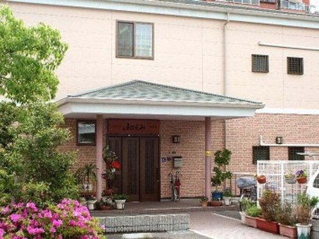 施設の正面玄関外観 外観   落ち着いた色合いの建物で、玄関まわりには植栽が整えられています。来訪者を迎えやすい、親しみやすい雰囲気です。