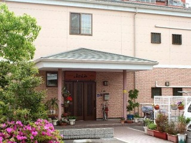 施設の正面玄関外観  