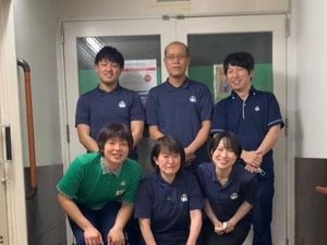 スタッフが並ぶ廊下  
