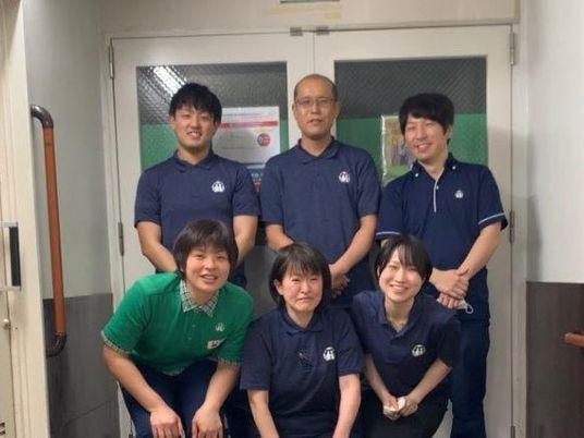 スタッフが並ぶ廊下  