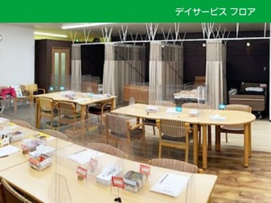 明るい食堂の様子  
