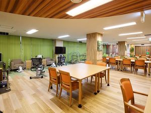 明るい食堂と訓練器具のある室内  