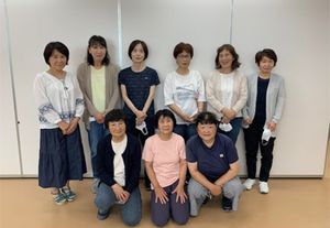 笑顔のスタッフ集合写真