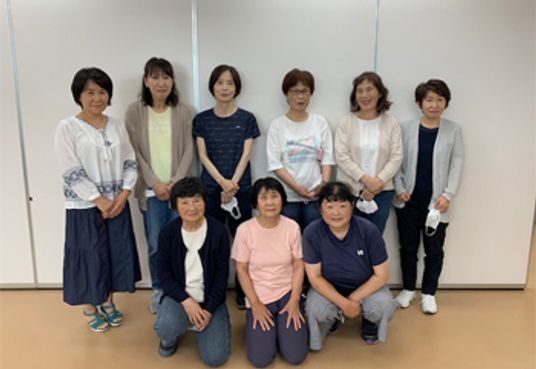 笑顔のスタッフ集合写真