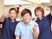 笑顔の職員が並ぶ食堂  