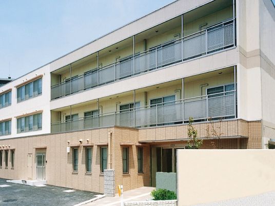 明るい建物の外観