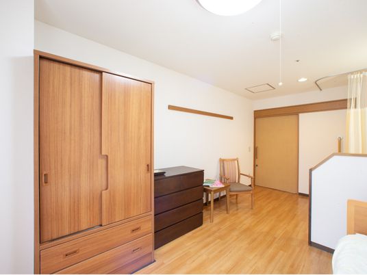 居室の木製クローゼット