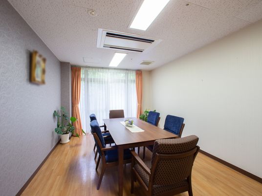 明るい居室の一角