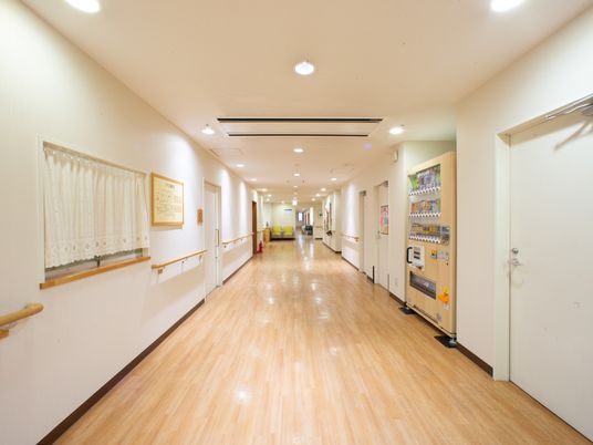 明るい施設の廊下