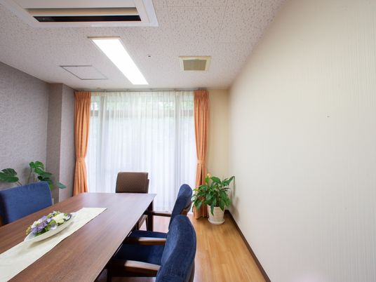 明るい居室の一角