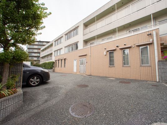 施設の外観と駐車場