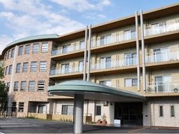 明るい外観の建物