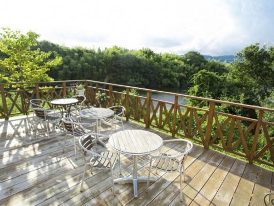 テラスの緑豊かな景色