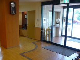 明るいエントランスの風景