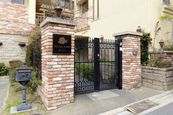 落ち着いた外観の建物