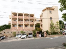 落ち着いた色合いの建物外観