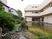 緑と小川のある中庭