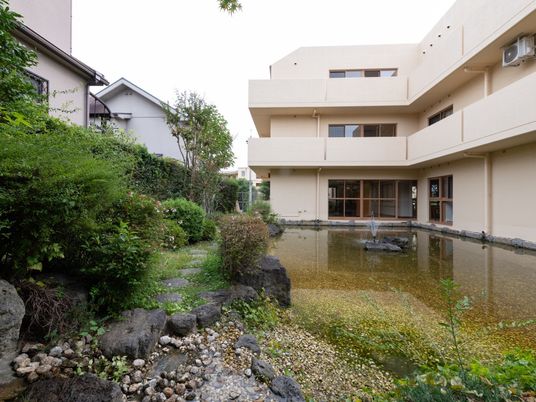 緑と小川のある中庭