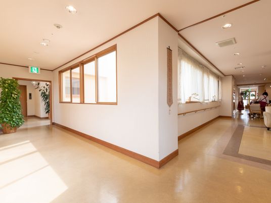 広々とした綺麗な廊下