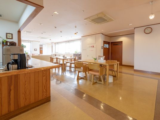 広々とした明るい食堂