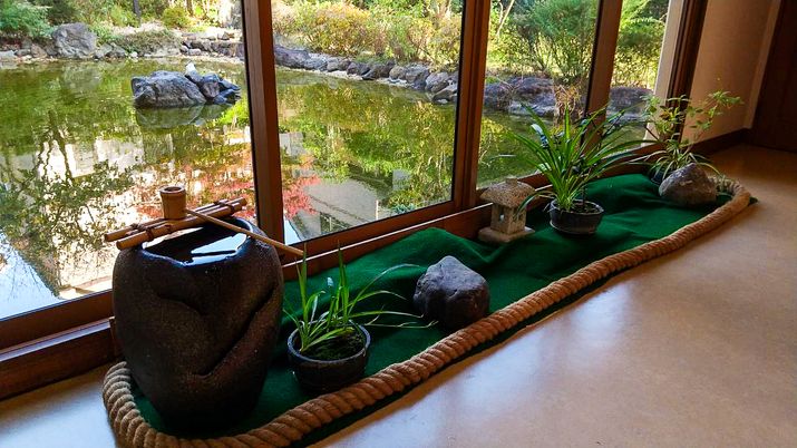 洗面台と収納棚のある居室