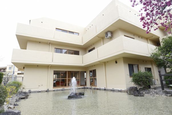 静かな中庭と小橋