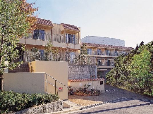 明るい日差しの居室外観