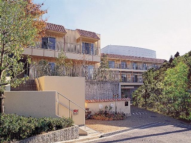 明るい日差しの居室外観 外観 自然に囲まれた開放的なデザインの居室で、穏やかな日常をサポートしています。新緑や秋の紅葉を身近に感じることができる環境です。