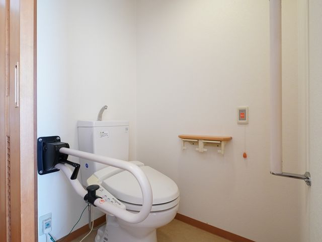 バリアフリーのトイレ設備 トイレ 手すりが備えられた安心のトイレ空間です。必要なサポートが行える環境が整っております。