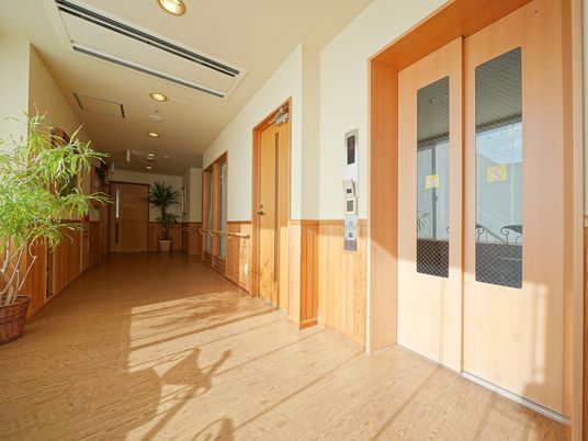 木目調の温もりある廊下