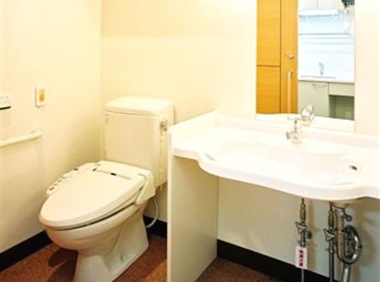 清潔なトイレと洗面台